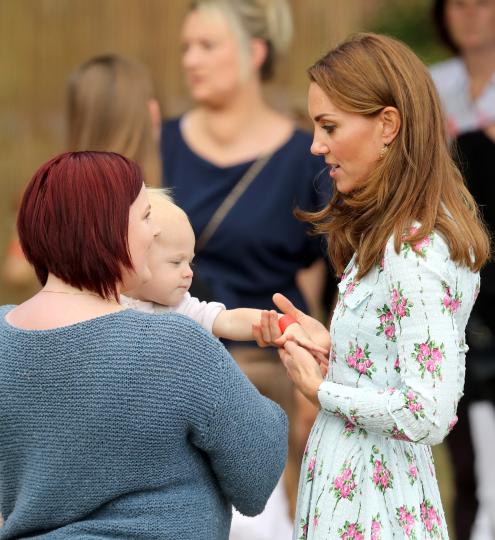 Кейт Мидълтън с флорална рокля и малък обожател - снимка 10