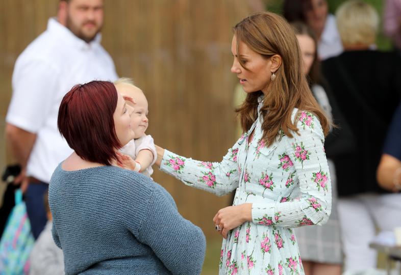 Кейт Мидълтън с флорална рокля и малък обожател - снимка 8