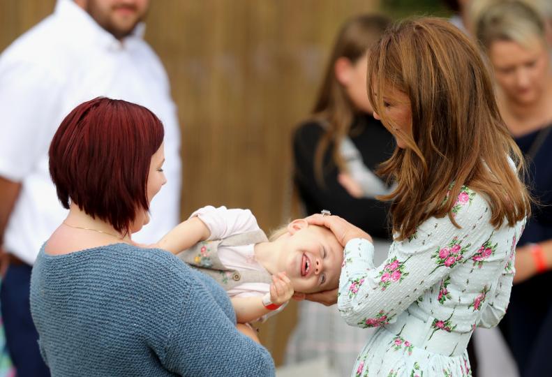 Кейт Мидълтън с флорална рокля и малък обожател - снимка 6