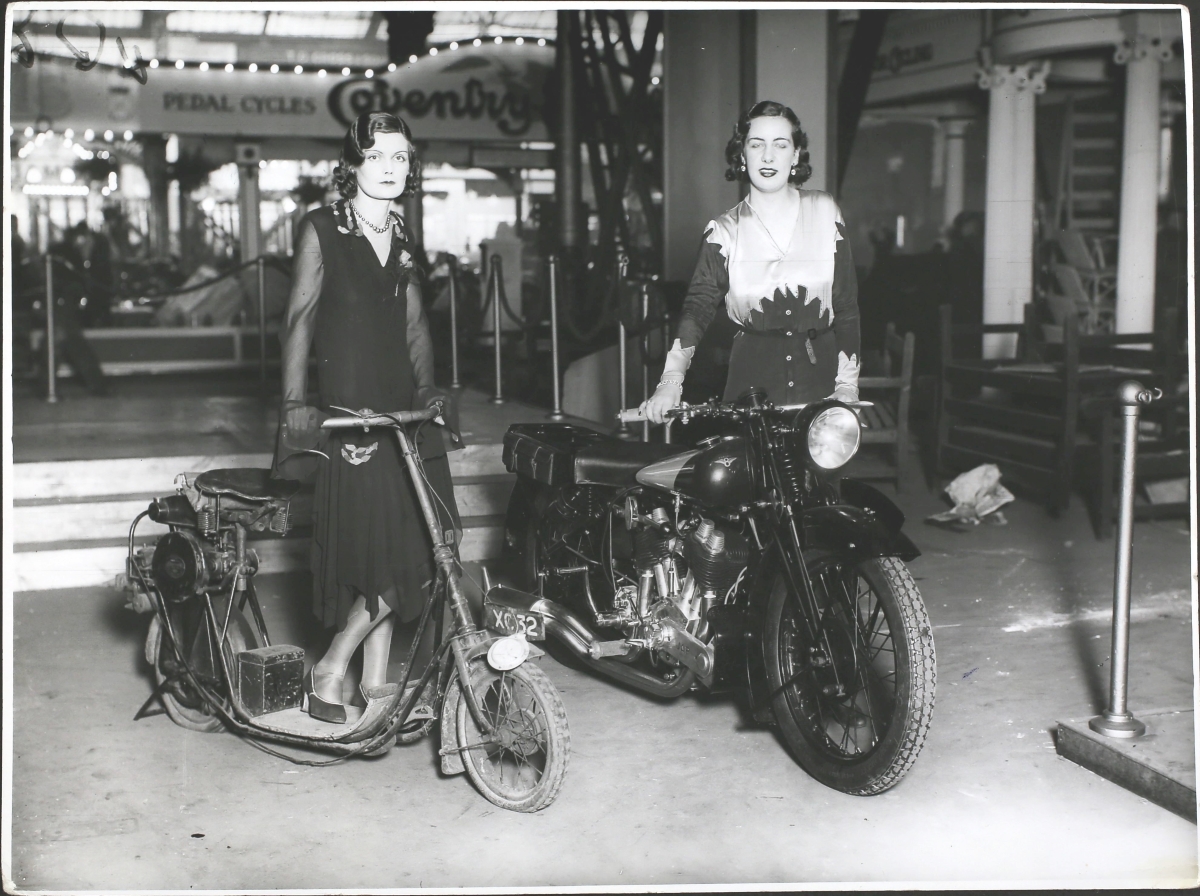 <p>Изложение на тротинетки и скутери, 1930 година.&nbsp;</p>