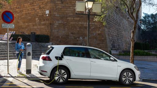  Volkswagen e-Golf 