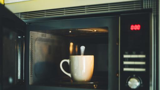  <p><strong>Какво можем и какво НЕ можем</strong> да слагаме в микровълновата печка</p> 