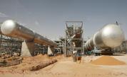  Снимката е направена през прозорец на рейс и демонстрира съоръжения, видени на строителна площадка в петролно оборудване в пустинята на нефтеното находище Хурайс, на към 160 км от Рияд, Саудитска Арабия, 23 юни 2008. 