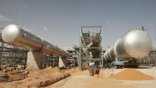  Снимката е направена през прозорец на рейс и демонстрира съоръжения, видени на строителна площадка в петролно оборудване в пустинята на нефтеното находище Хурайс, на към 160 км от Рияд, Саудитска Арабия, 23 юни 2008. 