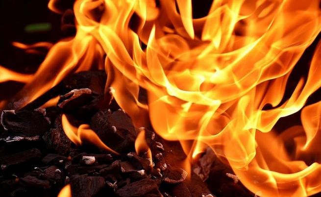Големи пожари горят край София и Варна