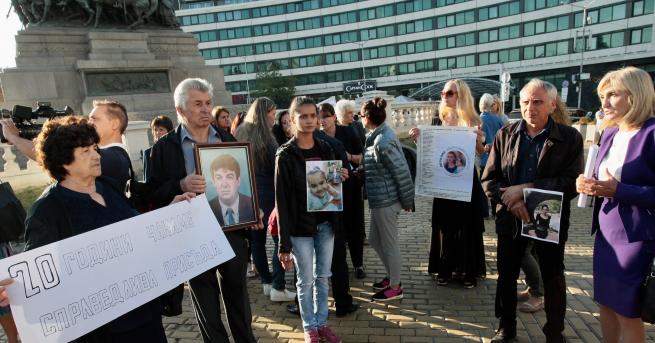 България Близки на жестоко убити искат справедливост пред парламента Събралите