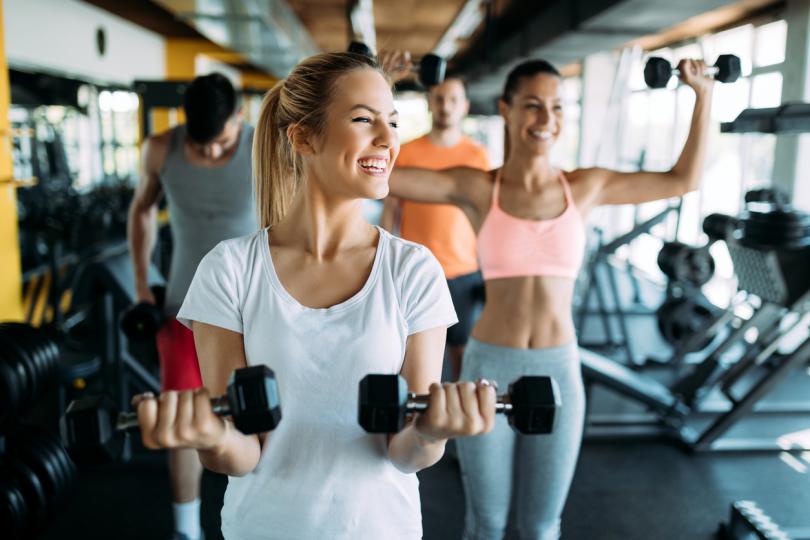 <p><strong>Започнете със силови тренировки</strong></p>

<p>Силовите тренировки&nbsp;са вид упражнения, които съкращават на мускулите в следствие на съпротивление, което води до изграждане на мускулна маса и увеличава силата. Най-често силовите тренировки включват вдигане на тежести. Силовите тренировки намаляват значително висцералните мазнини при хора с метаболитен синдром. Висцералната мастна тъкан е вид опасна мазнина, която се натрупва около органите.</p>

<p>Друго проучване показва, че ако 12 седмици правите силови тренировки в съчетание с аеробни упражнения, ще постигнете доста по-добър ефект за намаляване на телесните мазнини, отколкото ако правите само аеробни упражнения.&nbsp;Силовите тренировки увеличават броя на калориите, които тялото изгаря, когато сте в състояние на покой. Правенето на упражнения с тежестта на тялото, вдигането на тежести или използването на фитнес уреди са няколко лесни начина да започнете със силовите тренировки.</p>