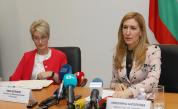  На фотографията: Министър Николина Ангелкова и дипломат Ема Хопкинс 