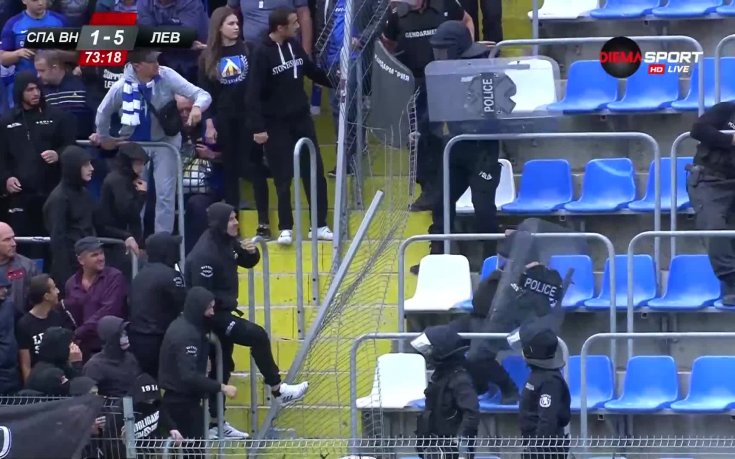 Прекъснаха мача между Спартак и Левски заради меле на трибуните