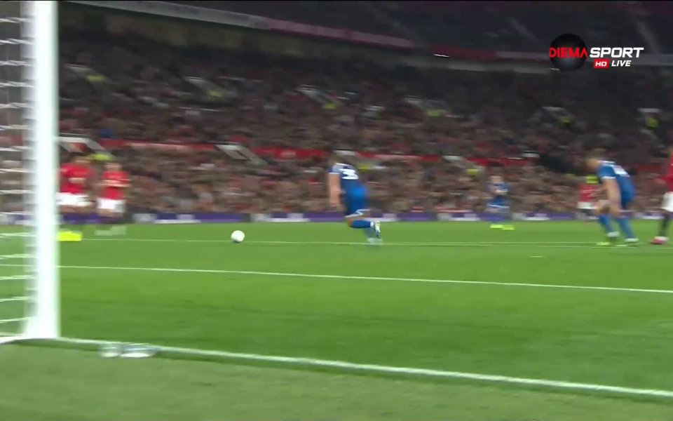 Манчестър Юнайтед поведе срещу Рочдейл в 68-ата минута с гол