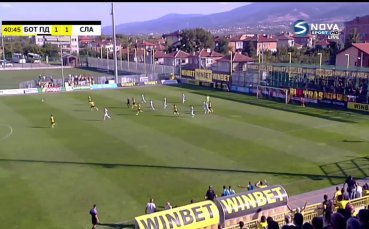 Ботев Пловдив прати топката в мрежата на Славия в 41 ата
