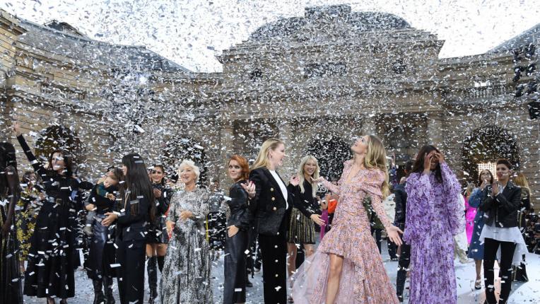 Боса не по асфалта, а върху модния подиум: Хелън Мирън развълнува Париж