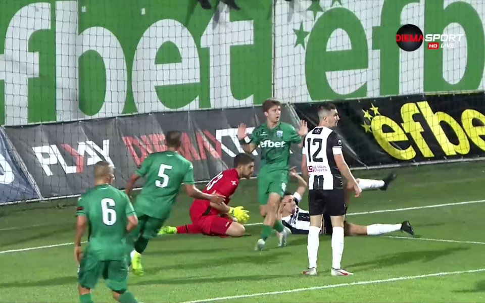 В 65-ата минута Атанас Кабов опита да задържи топката в