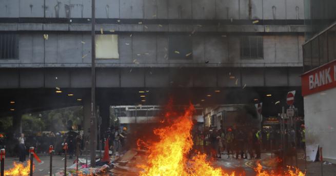 Свят Ескалация запалиха човек в Хонконг Преди това друг клип