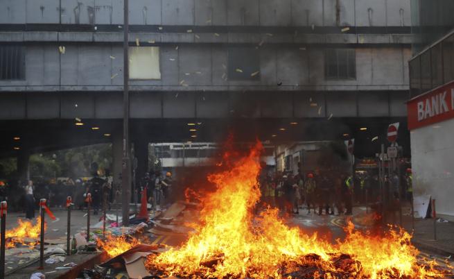 Ескалация, запалиха човек в Хонконг