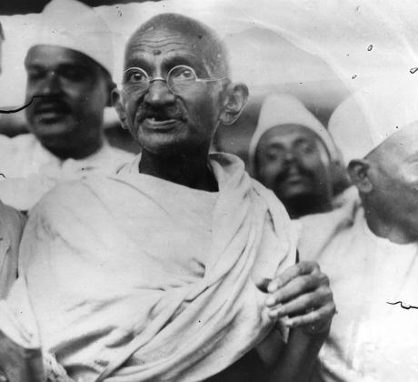 Мохандас Карамчанд Ганди по известен като Махатма Ганди се ражда