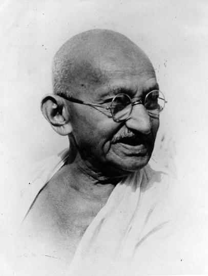 <p><strong>Въпрос 3:</strong> А) Махатма Ганди</p>