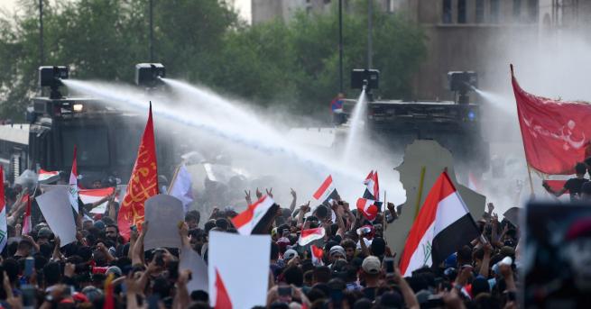 Свят Кървави протести в Ирак жертви и стотици ранени Хората