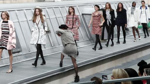  <p><strong>5 минути популярност:</strong> жена нахлу на ревюто на "Шанел" (ВИДЕО)</p> 