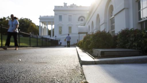  <p><strong>Мишка </strong>падна от тавана на Белия дом <strong>върху журналист</strong></p> 