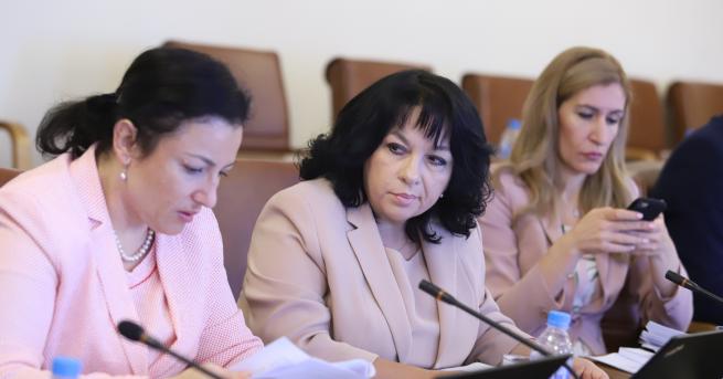 България Кои министърки впечатлиха Борисов с облекло СНИМКИ Премиерът похвали