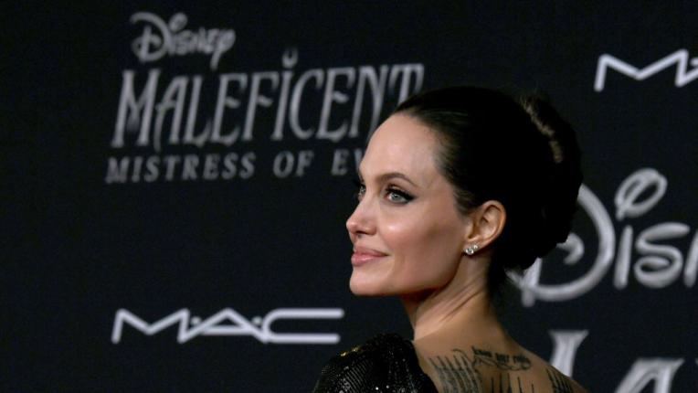  Анджелина Джоли наподобява зашеметяващо на премиерата на „ Господарка на злото 2 “ 