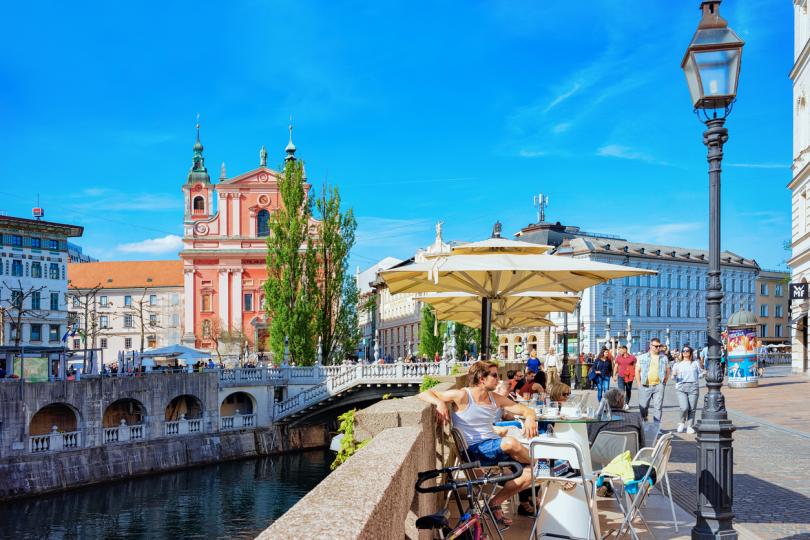 <p><strong>1. Любляна, Словения</strong>&nbsp;- столицата на Словения е град за любопитни и приключенски настроени туристи.&nbsp;</p>