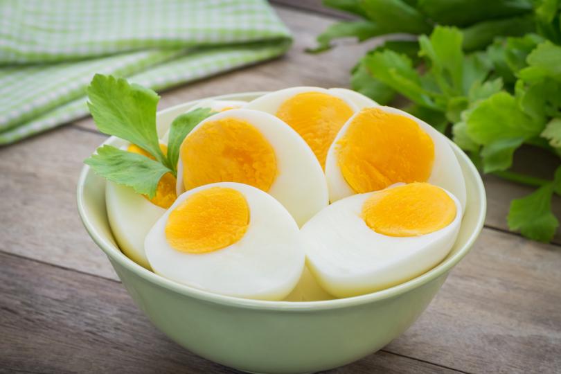 <p><strong>Яйца</strong> -&nbsp;Яйцата&nbsp;са перфектната комбинация от протеин и мазнини. Те осигуряват дълготрайно засищане, като същевременно намаляват желанието за храна, както и спадовете на&nbsp;нивата на кръвната захар, които често водят до похапване на храни с много захар. Яйцата са един от най-добрите източници на протеин, които ще&nbsp;изгорят излишните мазнини&nbsp;и ще засилят метаболизма ви.</p>

<p><strong>Съвет:&nbsp;</strong>Винаги изяждайте и жълтъка на яйцето! Жълтъкът е богат на&nbsp;холин, хранително вещество, полезно за подпомагане на усвояването на мазнините. Холинът подпомага детоксикацията на черния дроб и е от полза за хората с омазнен черен дроб, които страдат от покачване на теглото и&nbsp;затлъстяване.</p>