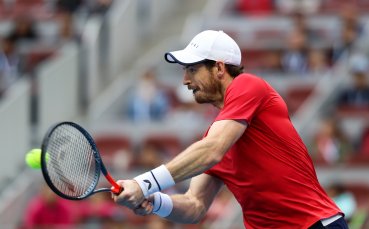 Шампионът през 2016 година Анди Мъри Великобритания отпадна на четвъртфиналите