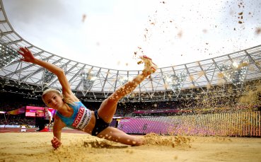 Лекоатлетката Дария Клишина показа как тренира боса по пясъка В