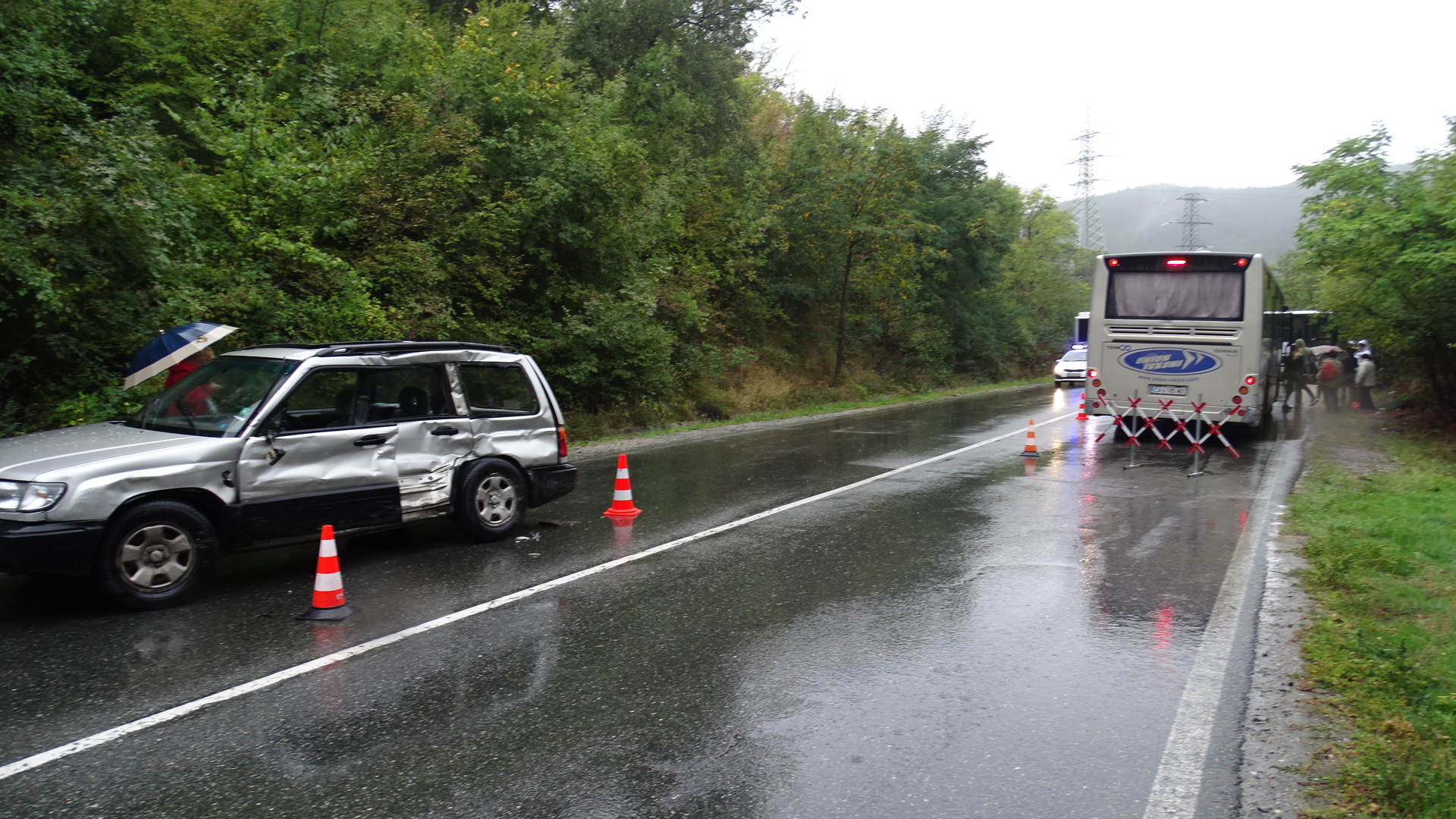 При катастрофата е пострадал водачът на леката кола