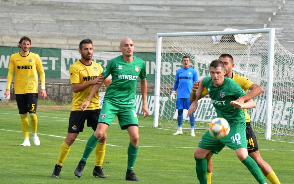 Жестоки глоби са били наложени на играчите на Ботев Пловдив