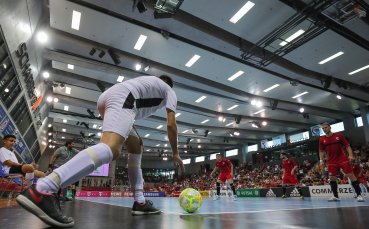 Бразилският състезател по футзал Фернандиньо трябваше да бъде откаран по