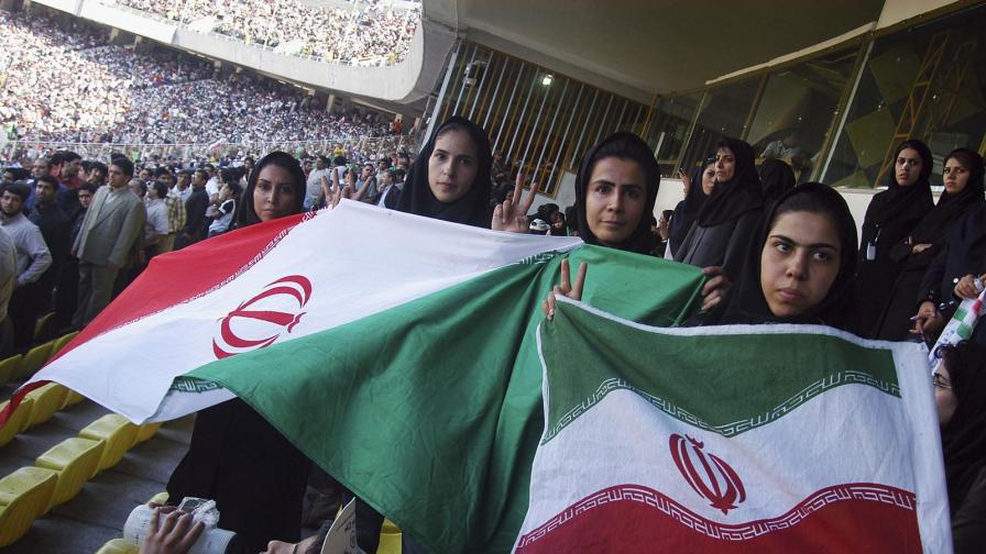 <p>След 40 години: Иран разреши на <strong>жените да посещават футболни мачове</strong></p>
