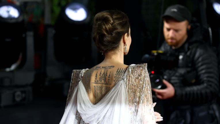 От лошо момиче към дама от класа: модната еволюция на Анджелина Джоли