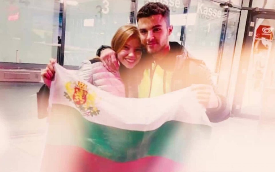 Ерика и Дейвид вървят ръка за ръка по своя път