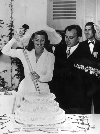 <p>Със съпруга си&nbsp;принц Али Хан на сватбения им ден, 27 май 1949</p>

<p>&nbsp;</p>