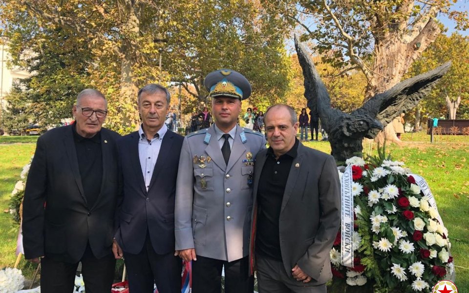 Ръководството на ЦСКА уважи празника на военния парашутист. Легендите Димитър