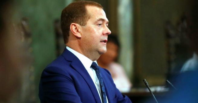 Свят Медведев Европа е уморена от САЩ Според руския премиер