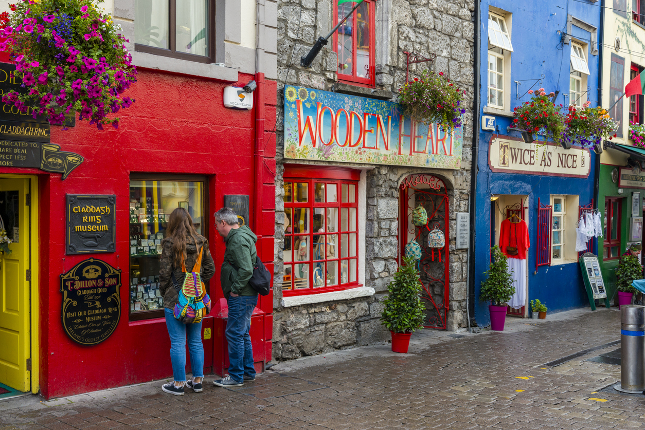 <p><strong>Предпазливият пътешественик: Голуей, Ирландия</strong></p>

<p>Ирландия е интересна дестинация, защото английският език е основен, но богатата ирландска култура напомня на посетителите, че са на по-различно място. Ако сте от хората, които искат приятна и спокойна атмосфера, то непременно отидете в Голуей, който е наречен &bdquo;най-приятелският град в света&ldquo;. Срамежливите туристи там не трябва да се притесняват да потърсят указания или препоръки за местните заведения.</p>