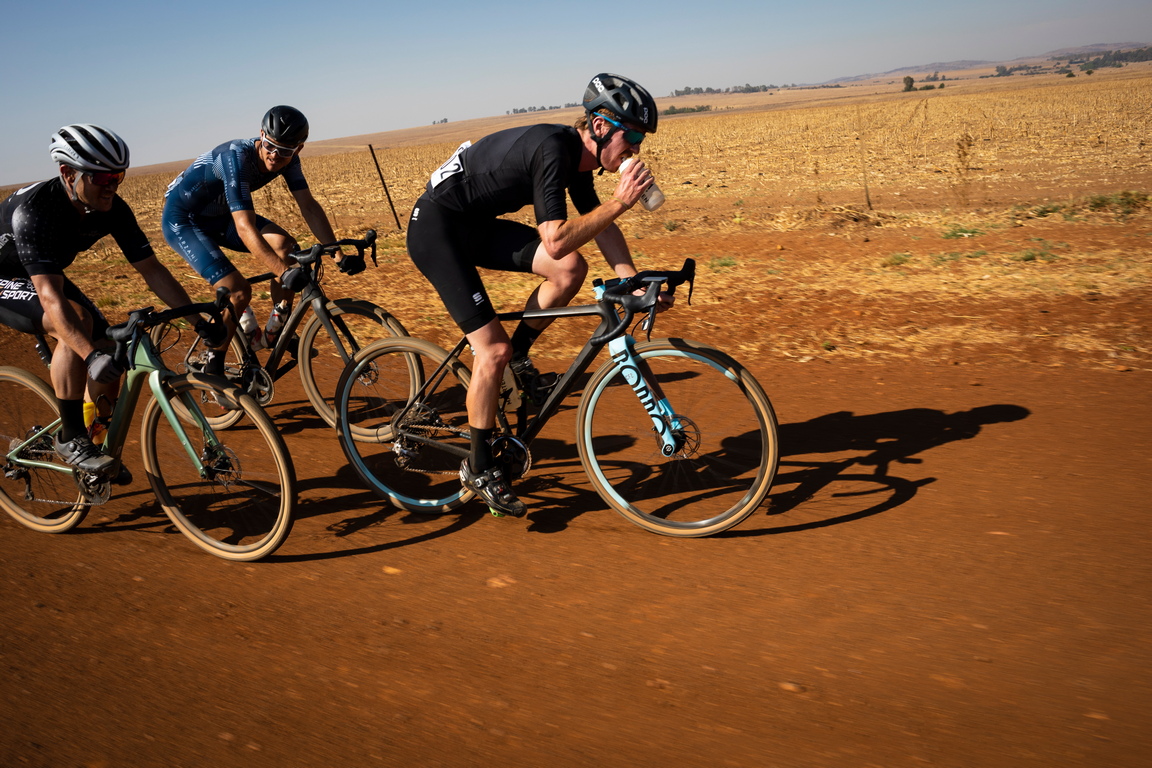 <p>Южна Африка има 450 000 км черни чакълести пътища и е идеална за сравнително новата колоездачна дисциплина за състезания</p>