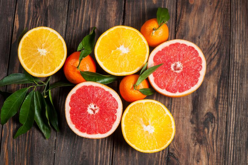 <p>Цитруси: Времето на портокалите и мандарините отминава&nbsp;с пролетта, но лимоните остават на пазара целогодишно, така че може да ги използвате винаги. Те&nbsp;са богати на витамин С, затова е добре да пиете изцеден лимон, както и да хапвате лимон с мед. Важно е да не страдате от алергии към цитруси и да нямате язва или гастрит.</p>