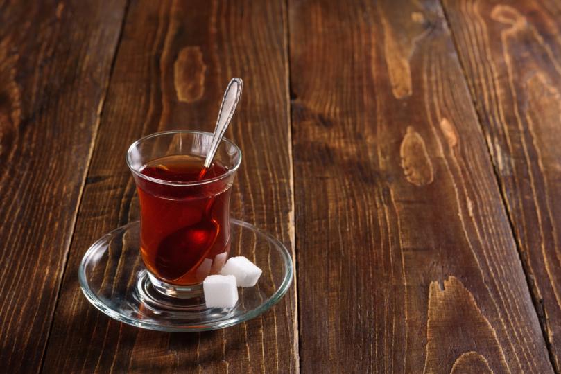 <p>Чай със захар: Много хора са убедени, че ободрява само силният черен чай, но неговото действие е дори по-силно от кафето. Затова не прекалявайте със силата на чая, като е добре да сложите в него захар и лимон.</p>