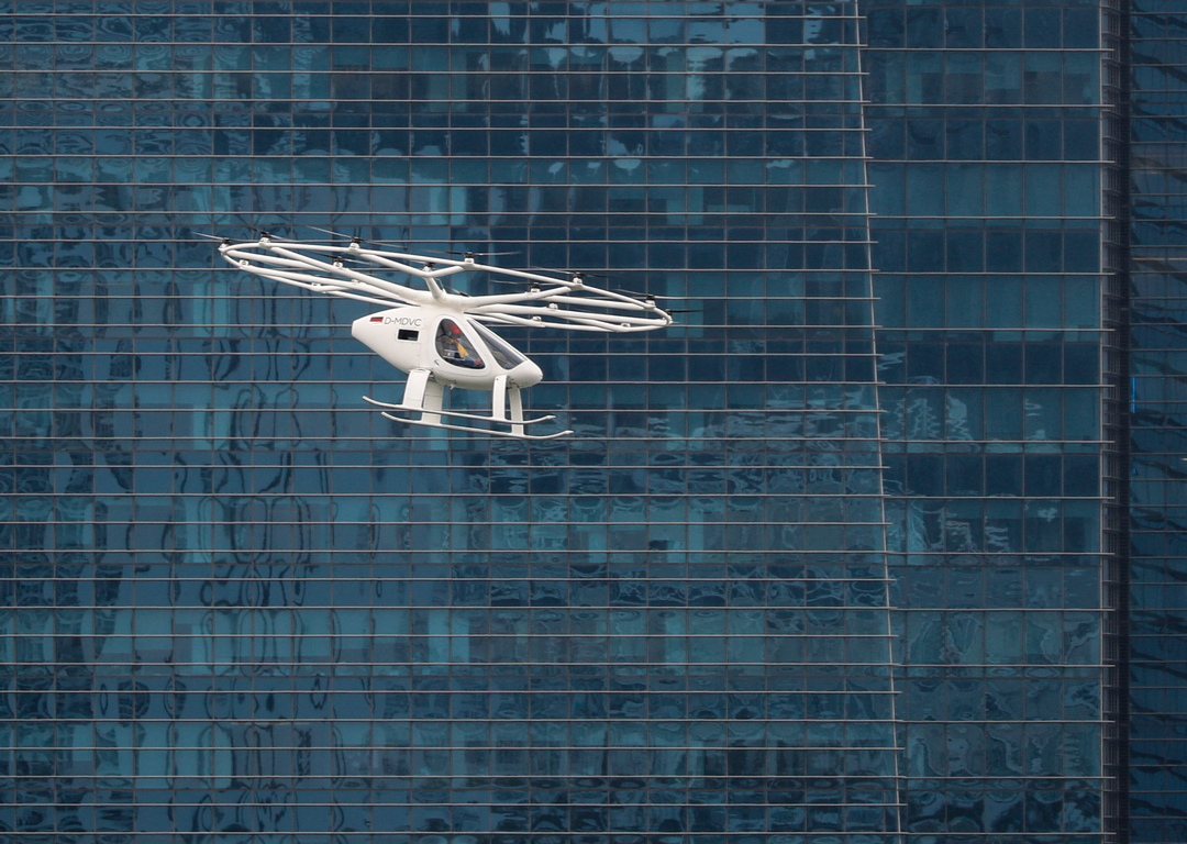 <p>Въздушното такси Volocopter по време на изпитателен полет в Сингапур. Volocopter е пилотиран мултикоптер с многофункционален електрически двигател, който използва 18 роторни лопатки и е планиран за вътрешно градски маршрути в бъдеще</p>