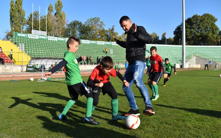 И така може - Валери Божинов играе мач по дънки