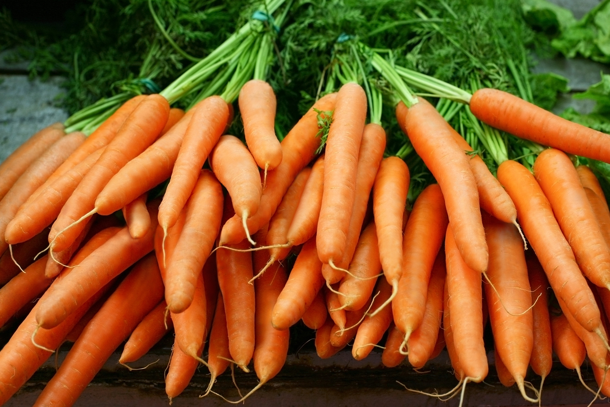 <p><strong>Моркови</strong></p>

<p>Никотинът изсушава кожата. Ако искате да избягате от този изключително неприятен ефект от тютюнопушенето, яжте повече моркови. Морковите са богати на витамини А, К, С и В. Морковът можете да използвате като основна съставка в смути, фреш или пък салата.</p>