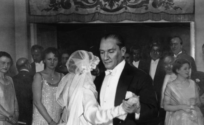  Ататюрк танцува с осиновената си щерка на нейната женитба. 