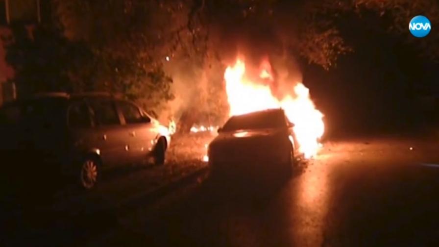 Запалени коли в София