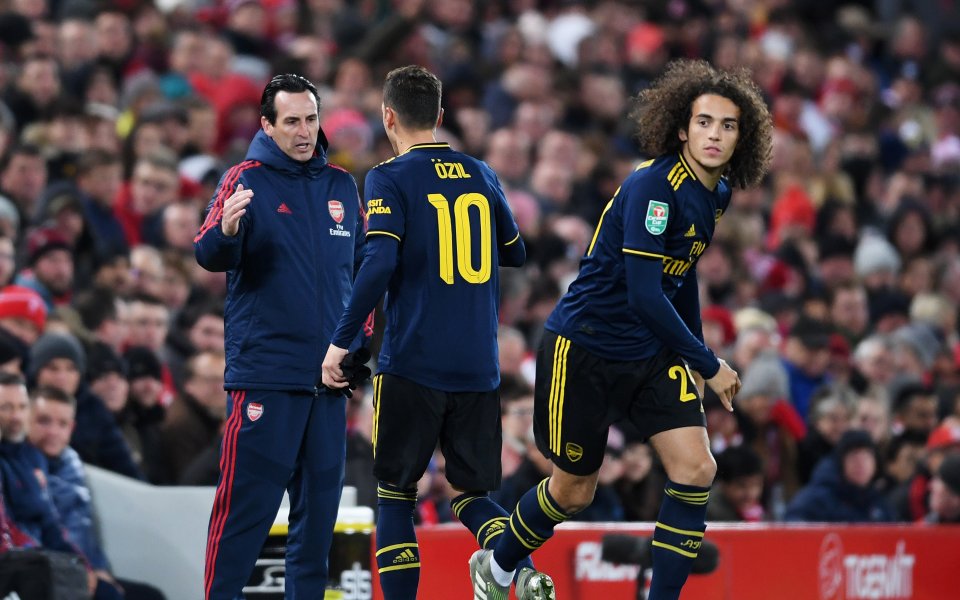 Мениджърът на Арсенал Унай Емери изглежда, че изпуска контрола върху