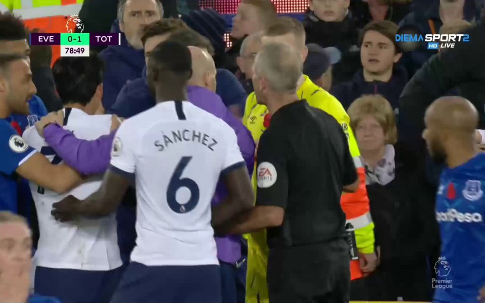 Полузащитникът на Евертън Андре Гомеш получи ужасяваща контузия по време